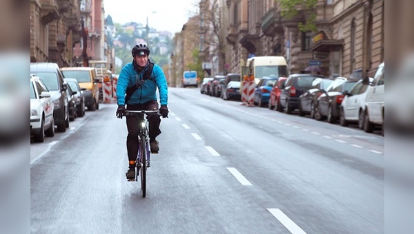 Alban Manz unterwegs in Stuttgart. Radwege sind Mangelware. Warum?