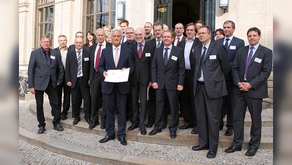 Übergabe der Empfehlungen der von Bundesminister Dr. Peter Ramsauer berufenen Expertinnen und Experten zur Weiterentwicklung des Nationalen Radverkehrsplans.