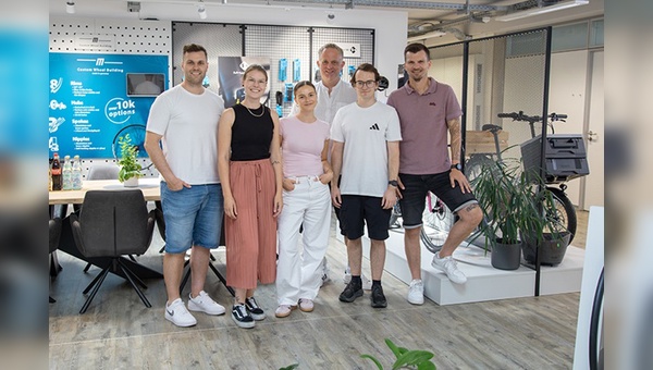 Foto: Messingschlager: von rechts:
Christoph Helmrich - Director Marketing & Sales
Bernd Heß - Junior E-Commerce Sales Manager
Martin Buchta - Head of Corporate Communication & Events
Marlene Steiner - Event Operations Managerin
Franziska Then - Mediengestalterin
Tobias Wichert - Head of Marketing
