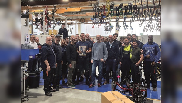 40 Jahre ist Arne Ulrich (Mitte mit Urkunde) bei HP Velotechnik dabei. Grund genug für eine Feier im Kreise der Belegschaft rund um die beiden Gründer und Geschäftsführer Paul Hollants und Daniel Pulvermüller.