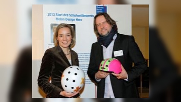 Dr. Kristina Schröder, Präsidentin der ZNS - Hannelore Kohl Stiftung, und Michal Cervenka, Sporthelmmarke Melon, beim Start des Design-Wettbewerbs in Berlin