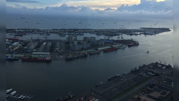 Hafen von Kaohsiung im Sueden Taiwans.