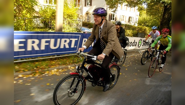 Stuttgarts Ordnungsbürgermeister Dr. Martin Schairer erreichte auf dem IZIP-Pedelec Rennen zur Fahrrad WM 2007 in Stuttgart das Ziel mit großem Vorsprung zu den Fahrradprofis, die ohne Antrieb starteten.