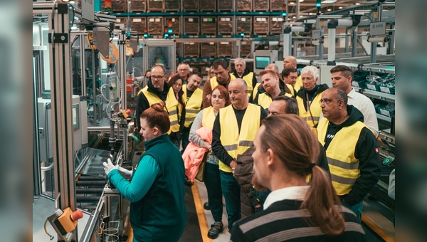 Foto: Raymon - Blick über die Schulter bei der Produktion eines Mittelmotors von ZF