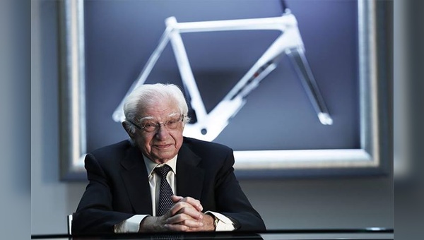 Ugo De Rosa hat den Radsport in Italien und weltweit über Jahrzehnte hinweg begleitet. Vor wenigen Tagen ist er im Alter von 89 Jahren verstorben.