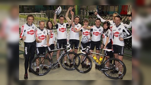 Team Alpecin-RoadBIKE bei der Materialausgabe in den Werkshallen von FOCUS in Cloppenburg