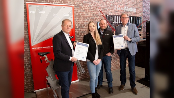 Zertifikatsübergabe durch Detlef Detjen (rechts) und seiner Kollegin Kim Jagels (mittig) an Wilhelm Humpert (links) und ergotec Mitarbeiter Thorsten Braukmann.