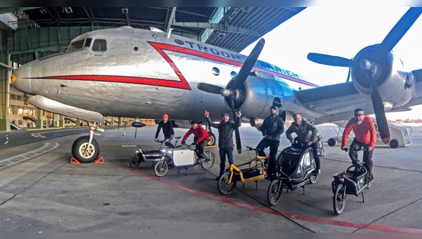 Lastenräder landen auf dem Flughafen Tempelhof in Berlin