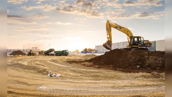 Bagger rollen in Hoya für den Bau eines neuen Logistikzentrums an