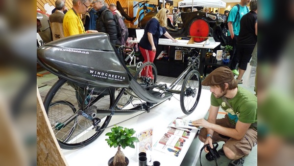 Fahrraddesigner Mike Burrows, Vater des legendären Liegedreirades Windcheetah, kommt zur Spezi.