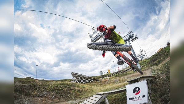 In den Bikeparks rollen die Räder und laufen wieder die Lifte.