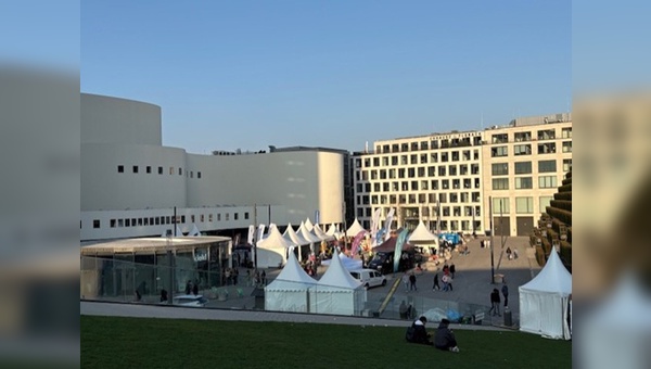 Foto: Jürgen Wetzstein - Ein Teil der Ausstellungsstände beim Urban Hub - Ausgangspunkt für eine längere Teststrecke.