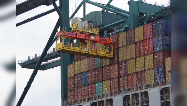 Die Containerschifffahrt sieht sich zahlreichen Herausforderungen konfrontiert.