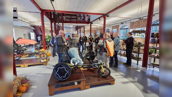 Verteilt wurden die Workshops auf die moderne Produktionshalle und das SCHALTWERK, dem neuen Flagship-Store von HASE BIKES.