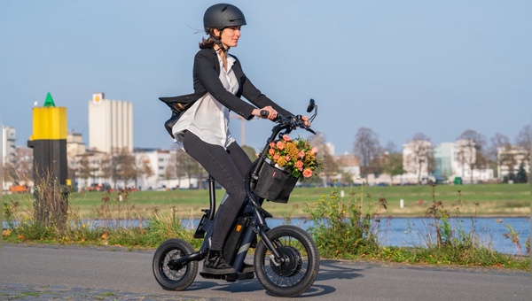 Der E-Scooter mit Sitz wird zum Mofa und soll als Alternative zu E-Bike und E-Scooter Kunden überzeugen. 