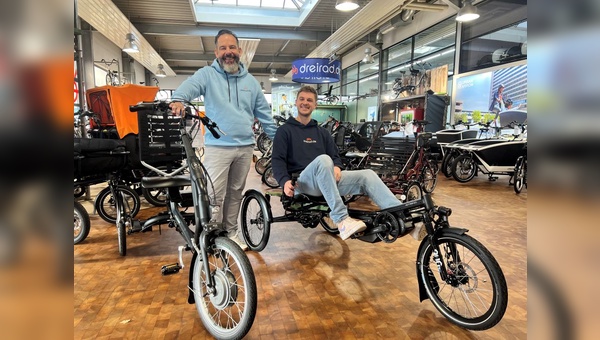 Foto: Dreirad.de - Gründer Thomas Uhe (links) ist ein Spezialist in Sachen Spezial- und Therapierädern. 