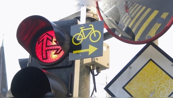 An diesen Ampeln dürfen Radfahrer auch bei Rotlicht rechts abbiegen.