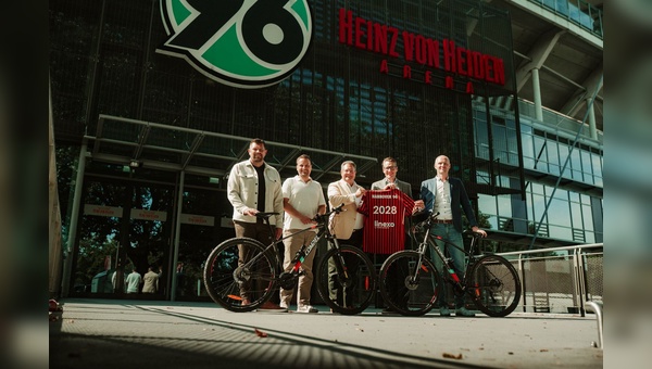 Für mehr Fahrrad und Fußball v.l. Christian Woike und Arne Buchholz (Sportfive), Patrick Döring (Wertgarantie Group), Henning Bindzus (Hannover 96) und Sören Hirsch (Linexo by Wertgarantie)