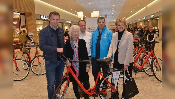 v.l.: Frank Baumann (Sportlicher Leiter Werder Bremen), Donata Freifrau Schenck zu Schweinsberg (DRK-Vizepräsidentin), Rainer Gerdes (Marketingleiter Cycle Union), Peter Rengel (GF ÖVB-Arena), Monika Mehrtens (Centermanagerin Weserpark)