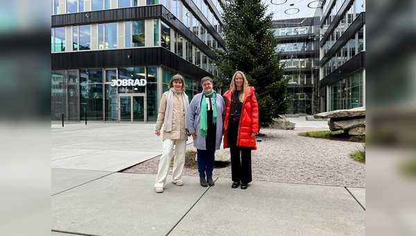 Foto: JobRad GmbH - Andrea Kurz (Geschäftsführerin der JobRad GmbH), Stefanie Pacher (Koordinatorin des Ambulanten Kinderhospizdienstes Kuckucksnest e. V.) und Sandra Prediger (JobRad-Mitgründerin) bei der symbolischen Spendenübergabe auf dem JobRad Campus. 