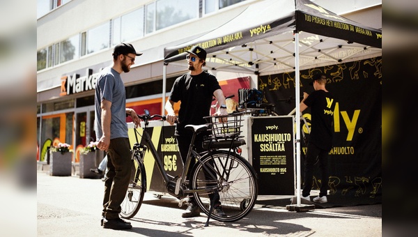 Yeply agiert mit mobilen Reparaturstraßen an wechselnden Standorten.