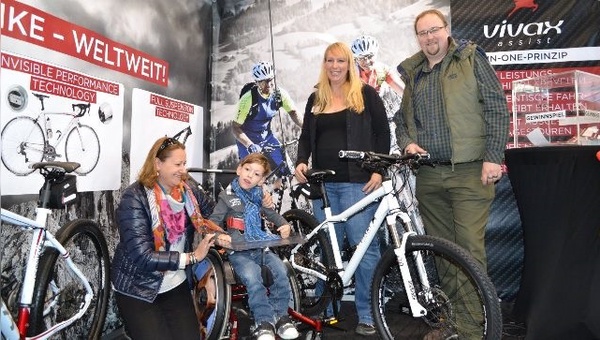 Vivax-Frontfrau Monika Schweitzer spendiert ein E-Bike für einen guten Zweck