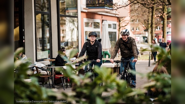 In der Schweiz wird immer haeufiger ein Fahrradhelm getragen.