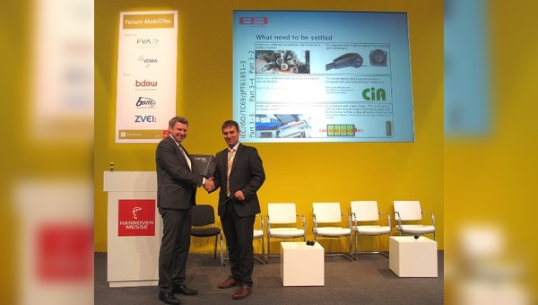 .: Bernd Hagemann (Leiter des VDMA Forums Elektromobilität) und Hannes Neupert (Executive Director EnergyBus e.V.) vereinbaren Kooperation über den Einsatz der EnergyBus Schnittstelle für das Modulare Multi-Use Batteriesystem.