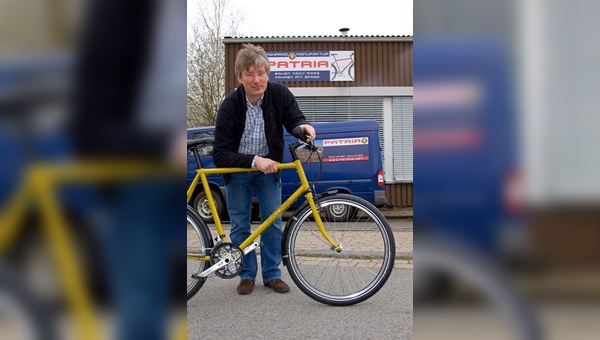 Jochen Kleinebenne vor dem Firmengebäude