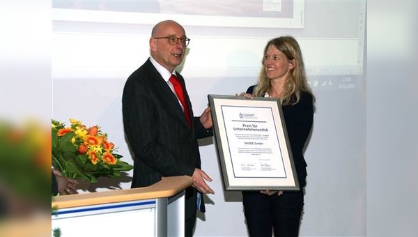 Dr. Antje von Dewitz nimmt den Preis für Vaude entgegen.
