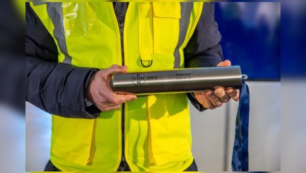 Eine symbolische Zeitkapsel wurde im Fundament der neuen Fahrradfabrik von Pon.bike in Litauen vergraben.