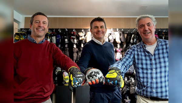 Foto Reusch: Die Level Gloves Co-Geschäftsführer David (links)
und Mauro Compagnoni sowie Reusch International-CEO Erich Weitzmann (Mitte).