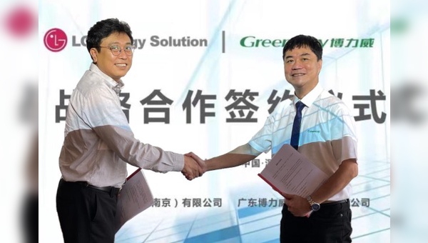 General Manager John Zeng von Greenway Technology und Ray Kim von LG Chem China Investment Co., Ltd. nach Unterzeichnung der neuen Zellversorgungskooperation