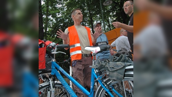 Tragen künftig alle Radfahrer bei Dunkelheit Gelb?