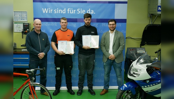 Foto: HWK   - Jörg Wellmann (li.), stellvertretender Landesinnungsmeister der Zweiradmechaniker-Landesinnung Hessen, und Florian Schöll (re.), Geschäftsführer der Handwerkskammer Frankfurt-Rhein-Main, gratulierten Jonas Blumberg (2.v.l.) und Jonas Hahn (2.v.r.) zu ihrem Bundessieg. 