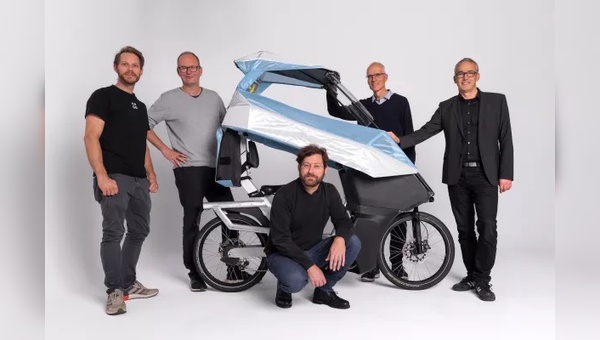 Prof. Tom Philipps (h_da, rechts) an DaVe mit (von links) Johannes Rasche, Arndt Graeve (beide Ca Go Bike), Robert Toroczkay (h_da), Stefan Gloger (Ca Go Bike). Foto: Ca Go Bike