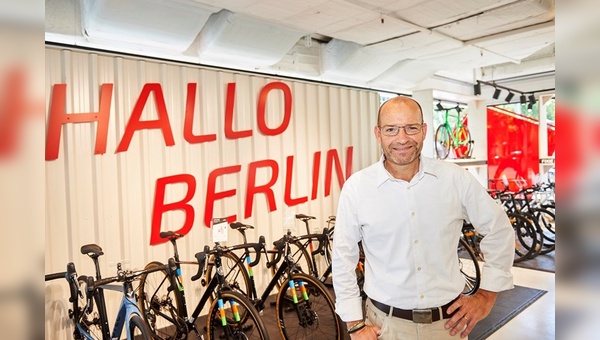 Christian Bubenheim, CEO von Internetstores, eröffnet den nächsten stationären Fahrradshop