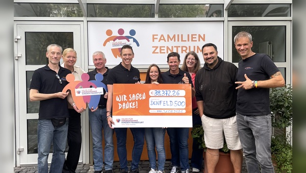 Foto: Denfeld - Große Freude bei der Spendenscheckübergabe: Mit DENFELD500 Vol. 2 kamen insgesamt 38.372,26 Euro für die Hilfe für krebskranke Kinder Frankfurt e.V. zusammen.

