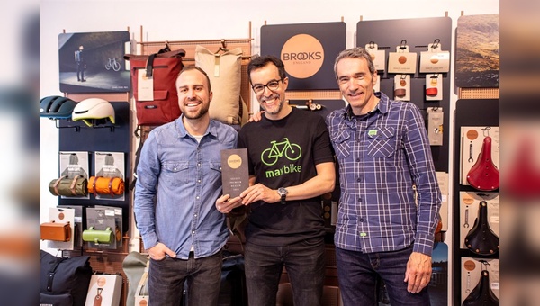 Maybike-Inhaber Markus Mächtle (m.) bei der Display-Einweihung mit Constantin Bosch (l.) und Stephan Lanzrath (r.) von Brooks.