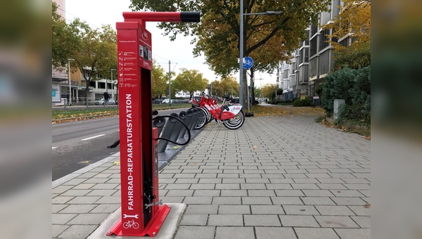 Werden gut angenommen: Fahrradreparaturstationen in Freiburg.