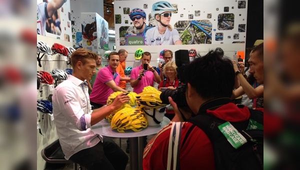 Marcel Kittel am Stand von Uvex während der Eurobike