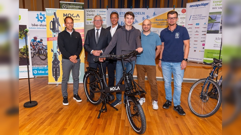 Foto: Messingschlager - von Links: Christoph Bantle (CEO Messingschlager), Johann Kolb (Landrat Lkr. Bamberg), Markus Hammrich (Leitung Mobilität Lkr. Bamberg), Jakob Näger (Gewinner per Los), Thilo Klinner (Geschäftsführer Bike Store), Christoph Helmrich (Key Account Manager / Koordinator Stadtradeln Messingschlager)
Foto: Messingschlager - von Links: Christoph Bantle (CEO Messingschlager), Johann Kolb (Landrat Lkr. Bamberg), Markus Hammrich (Leitung Mobilität Lkr. Bamberg), Jakob Näger (Gewinner per Los), Thilo Klinner (Geschäftsführer Bike Store), Christoph Helmrich (Key Account Manager / Koordinator Stadtradeln Messingschlager)