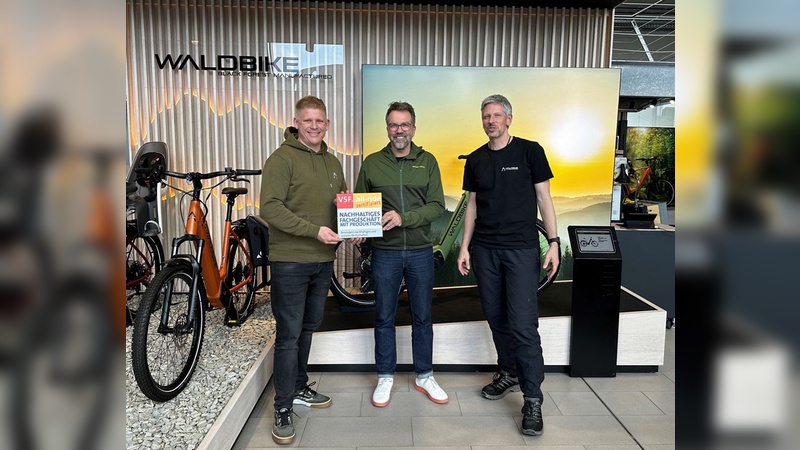 Foto: Waldbike/VSF  v.l. Jan Jochens (Waldbike), Uwe Wöll (VSF) und Florian Steinmetz (Waldbike)