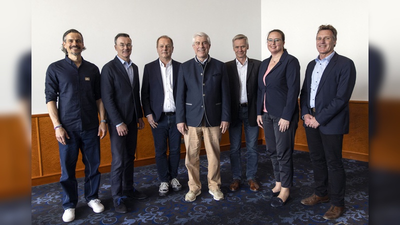 v. l. n. r.: Fabian Auch (MAGURA Gustav Magenwirth GmbH & Co. KG), Claus Fleischer (Robert Bosch GmbH – Bosch eBike Systems), Wilhelm Humpert (Wilhelm Humpert GmbH & Co. KG), Bernhard Lange (Paul Lange & Co. OHG), Guido Müller (Busch & Müller KG), Britta Sieper (PUKY GmbH & Co. KG) und Volker Thiemann (AT Zweirad GmbH)