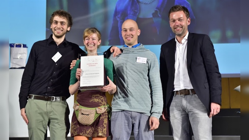 Benjamin Geese, Steffi Wulf und Martin Jäger (v.l.n.r.) mit dem Projekt "Insect - der coolste Aufpasser für dein Fahrrad". Foto: Kai-Uwe Knoth/Google Inc.