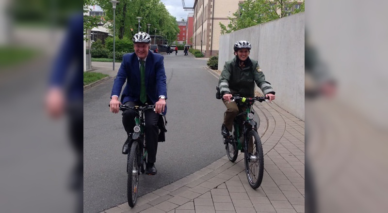 Innenminister Herrmann (im Bild links) will den Radverkehr in Bayern voran bringen