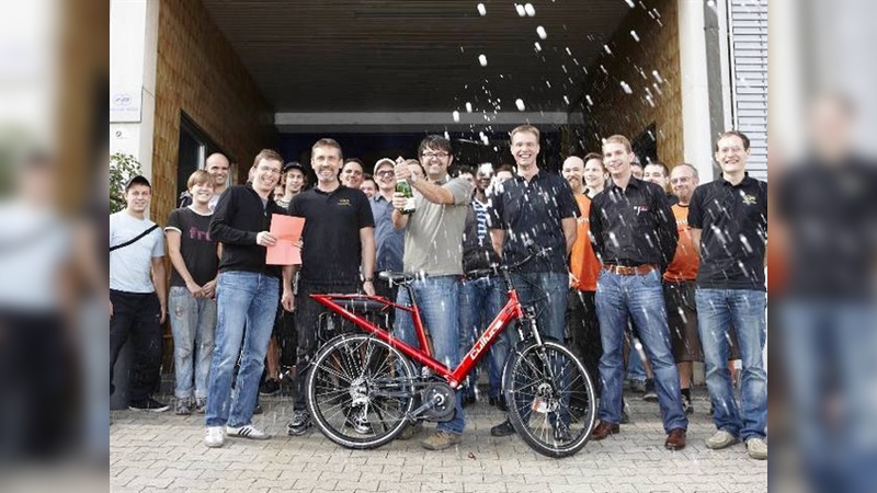 Das erste Bosch-Bike wird bei Riese und Müller gefeiert.