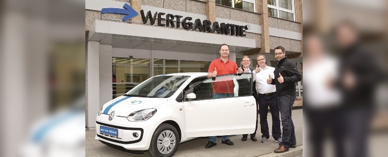 Große Freude bei Marcel Junker (links): Wertgarantie-Vertriebsleiter Georg Düsener (2. v. l.),Stefan Neubert (2. v. r., Filialleiter B.O.C. Hannover) und Wertgarantie-Regionalleiter Carsten Feldmann (rechts)