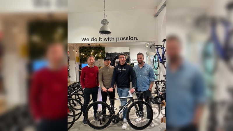 PBIKE Gründer Christoph Pulz mit RADISH Co-Founder & CEO Florian Binder (Mitte) gemeinsam mit Michael Mack und Daniel Horak (RADISH Co-Founder, Aussen) im PBIKE Shop 1090