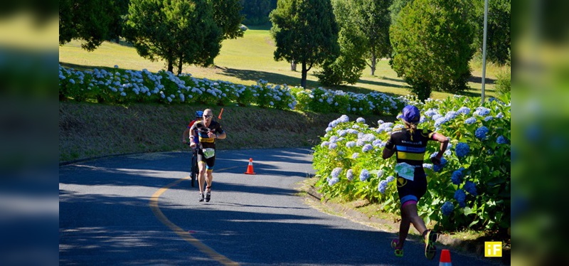 Athleten in Outfits von Endura sollen im Triathlon künftig ein gewohnter Anblick werden.